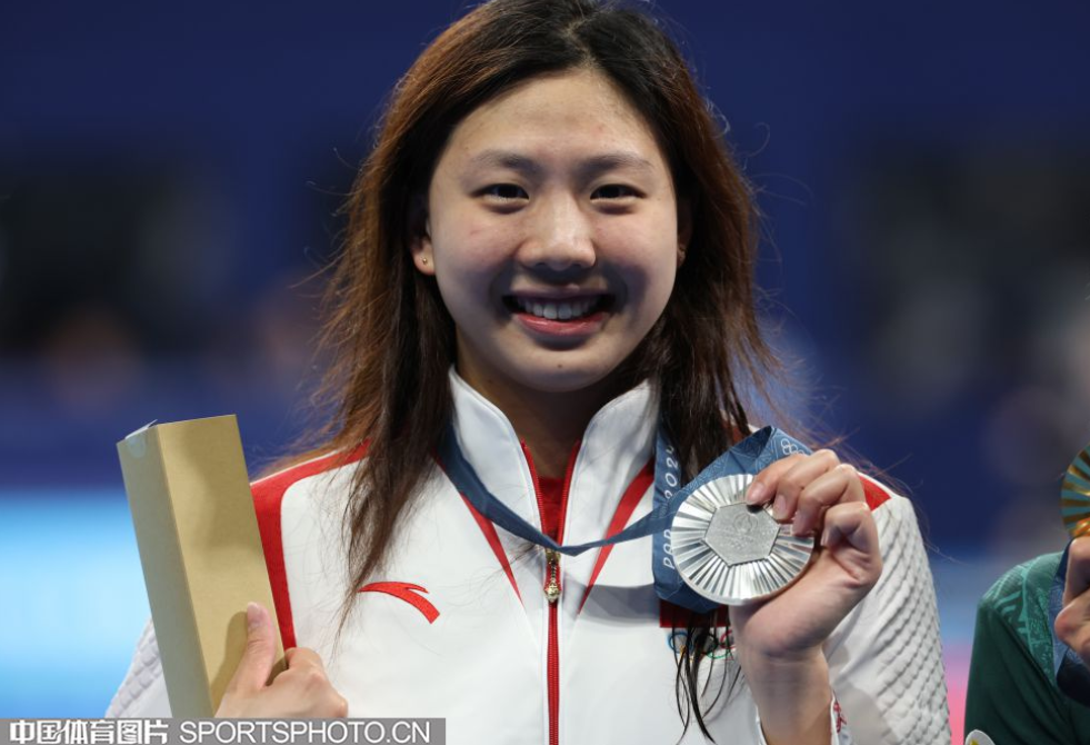 唐钱婷领奖.png 唐钱婷领奖.png