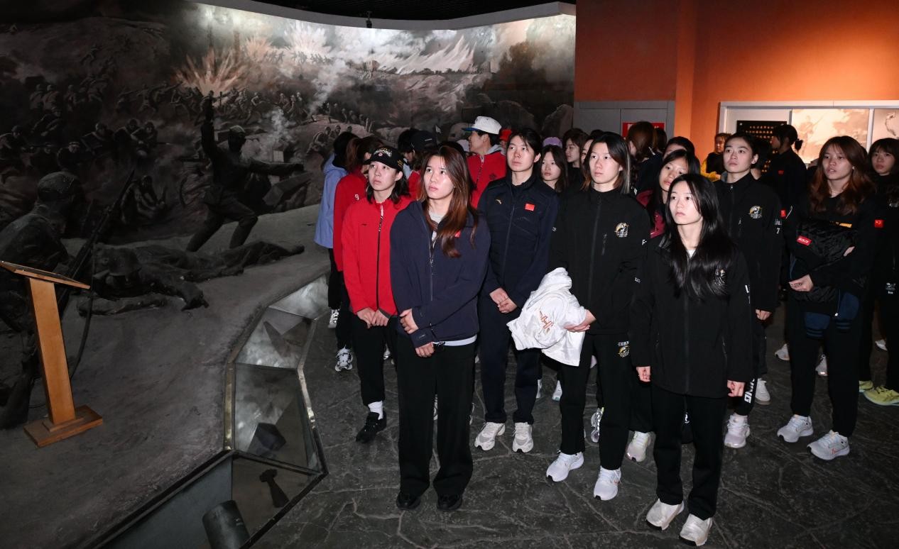 参观2.jpg 参观2.jpg