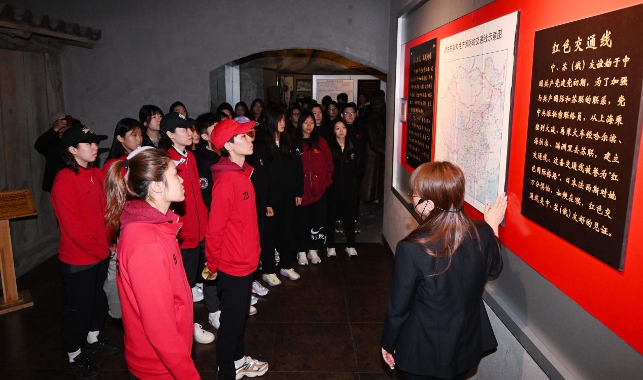 参观3.jpg 参观3.jpg